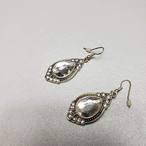 3/$15 Unbranded pretty statement earrings - Picture 2 of 6